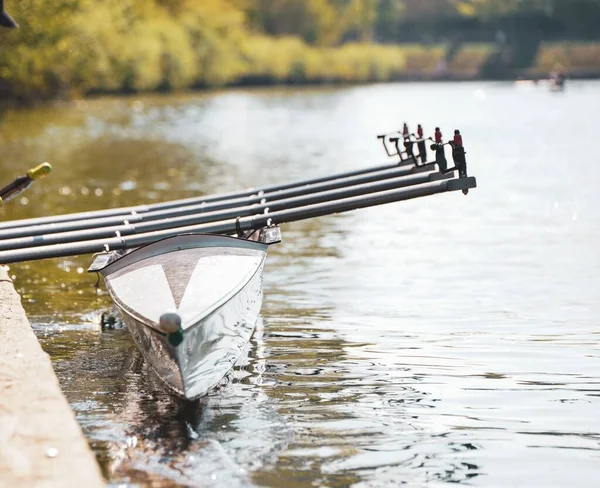 湖の中の銀ボートの閉鎖 — ストック写真