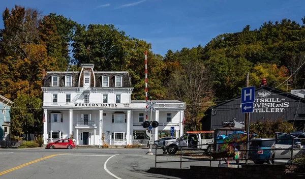 Tarihsel Callicoon, NY 'nin buidlings' i, Catskills 'de, parlak bir sonbahar gününde