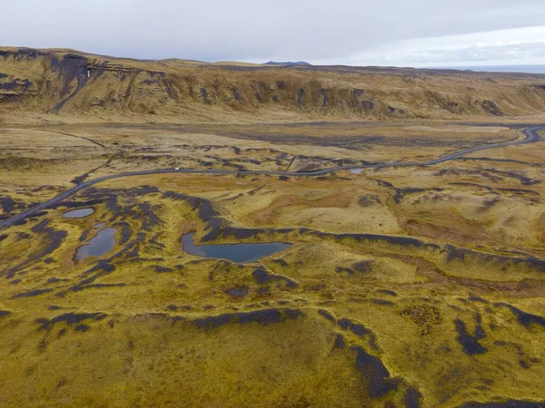 Θέα Μια Κοιλάδα Κοίτη Ποταμού Και Δρόμο Στην Ισλανδία — Φωτογραφία Αρχείου
