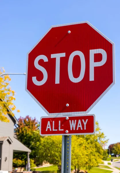 Pionowe Zbliżenie Ujęcie Czerwonego Znaku Stopu Boku Drogi — Zdjęcie stockowe