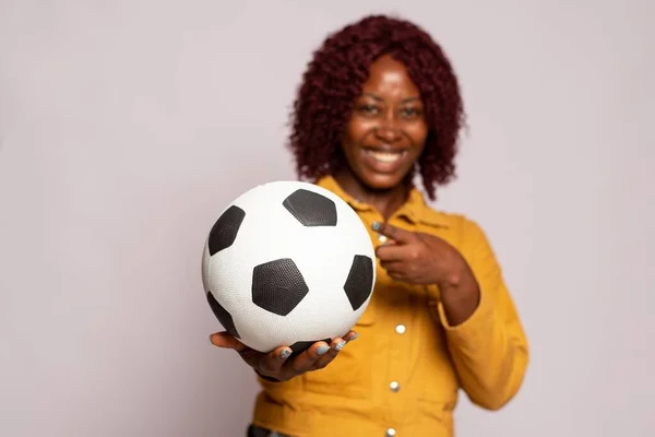 Bonita Senhora Negra Segurando Uma Bola Futebol Sorrindo — Fotografia de Stock