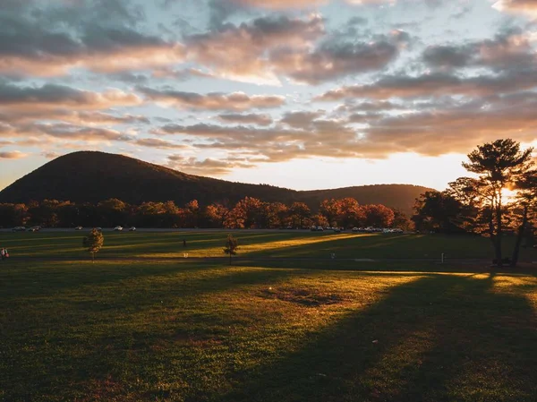 Эстетический Восход Солнца Горизонтальный Вид Зеленый Парк Деревьями Холмом Горизонте — стоковое фото