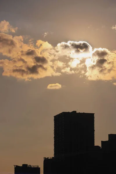 日没時の建物のシルエットの垂直ショット — ストック写真