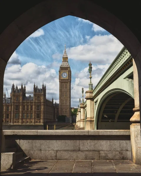 Eine Vertikale Ansicht Des Big Ben Durch Einen Bogen London — Stockfoto