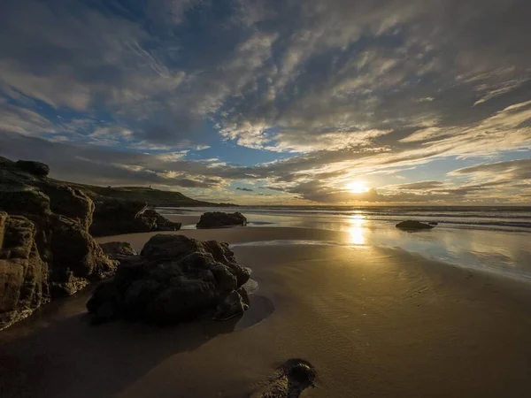Pusty Brzeg Plaży Promieniującym Słońcem Tle — Zdjęcie stockowe