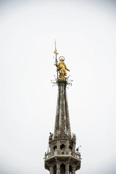 Plano Vertical Una Torre Azotea Del Duomo Milano —  Fotos de Stock
