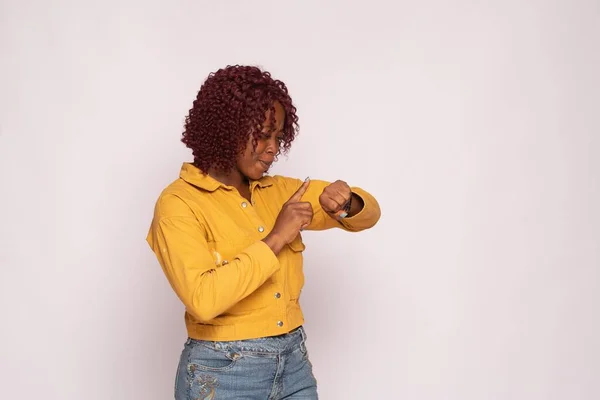 Dama Negra Señalando Reloj Gesto Consciente Del Tiempo —  Fotos de Stock