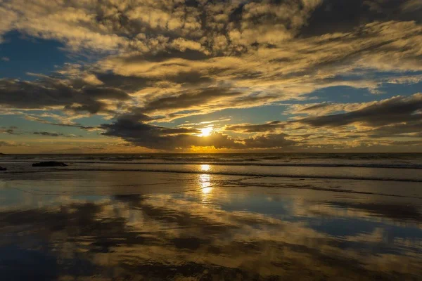 Empty Beach Shore Reflecting Sun Shining Background — Stock Photo, Image