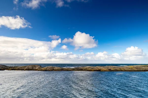 Een Prachtig Shot Van Een Wankele Smalle Kustlijn Zee — Stockfoto