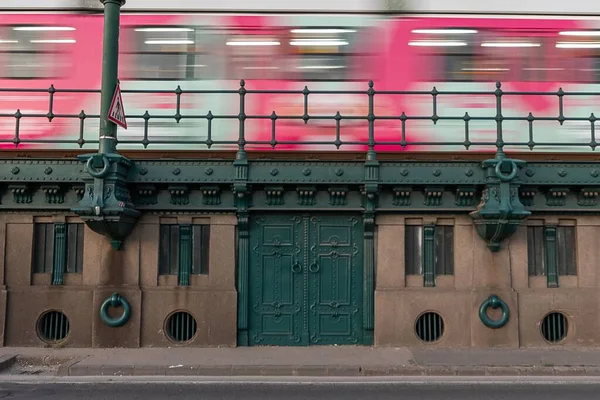 匈牙利首都布达佩斯 一列快速行驶的火车在一幢蓝色的老式大门和图案的小建筑上 拍摄了很长一段曝光镜头 — 图库照片