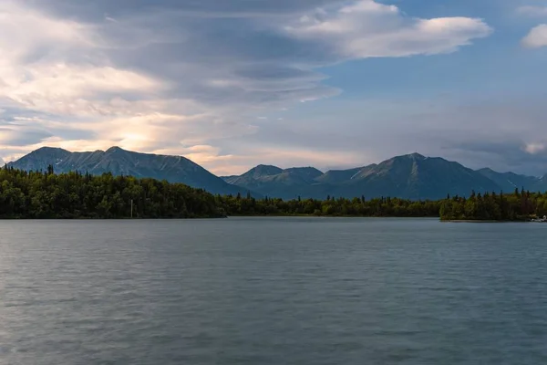 Litoral Verde Cênico Lago Contra Fundo Das Montanhas — Fotografia de Stock