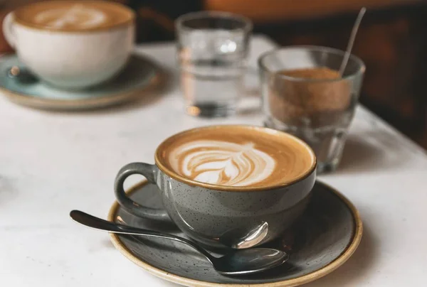 Närbild Kopp Latte Med Ett Konstmönster Ett Bord Ett Café — Stockfoto