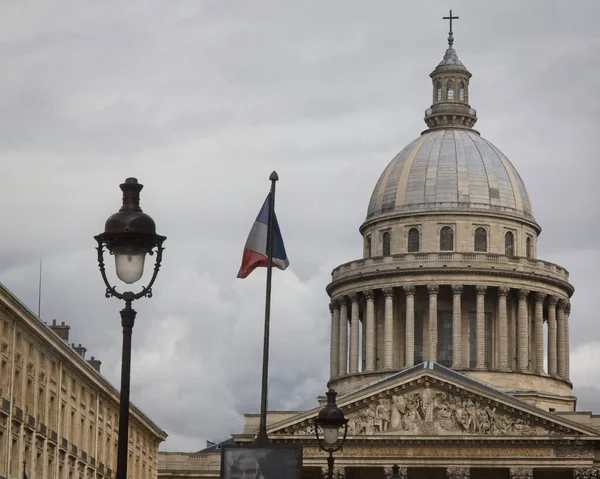 Купол Исторического Памятника Пантеон Париже Франция Запечатлен Фоне Серого Облачного — стоковое фото