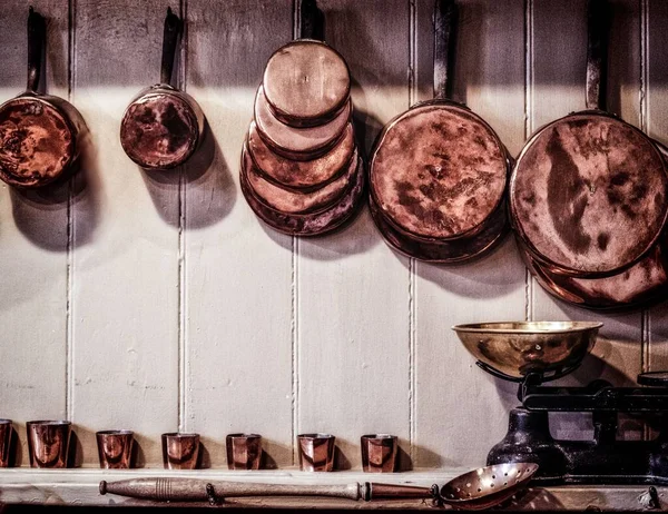 Número Panelas Panelas Inglesas Cobre Penduradas Uma Cozinha Vintage — Fotografia de Stock