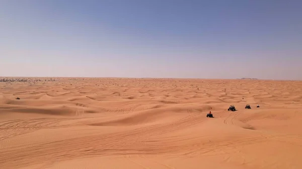 阿拉伯联合酋长国迪拜的红沙沙漠 有越野车 — 图库照片
