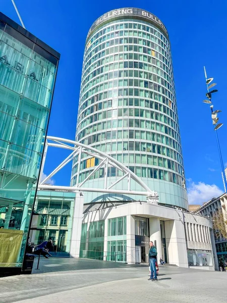 Ett Vertikalt Skott Man Som Står Framför Rotunda Birmingham England — Stockfoto