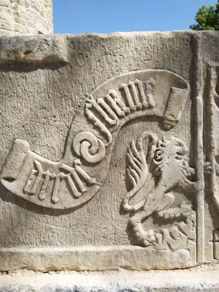 Une Pierre Sculptée Symboles Décorés Forme Décorée Sur Mur Pierre — Photo
