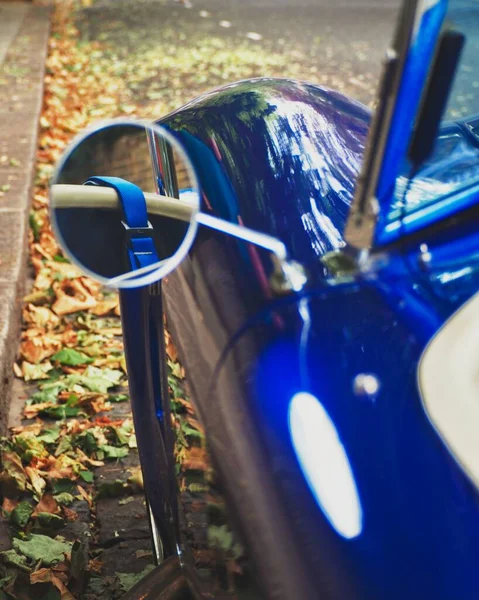蓝色经典汽车的垂直镜头 带有圆形镜子 — 图库照片