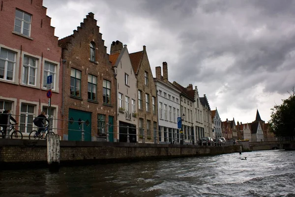 Una Fila Architetture Della Città Bruges Con Lungomare Sotto Cielo — Foto Stock