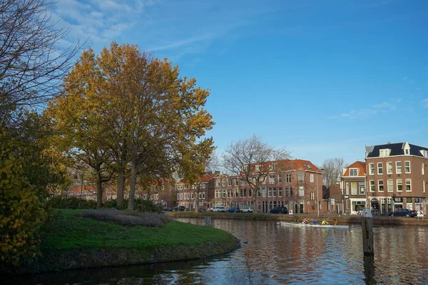 Beau Plan Canal Dans Parc Pendant Journée Delft Pays Bas — Photo