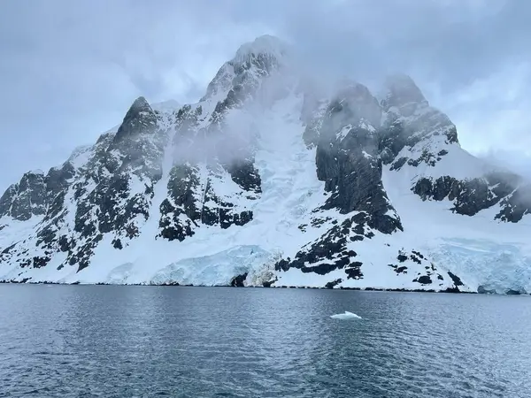 Pintoresco Plano Una Colina Nevada Costa Del Océano Antártida Fresco —  Fotos de Stock