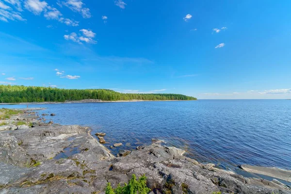 Priveliște Peisagistică Pietre Frumoase Lângă Lac Cer Senin Fundal — Fotografie, imagine de stoc
