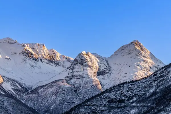 Uma Vista Panorâmica Das Montanhas Noruega Cobertas Neve Dia Ensolarado — Fotografia de Stock