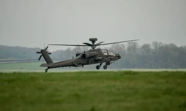 昼間に飛行中のホバーで暗い灰色の軍隊がヘリコプターを攻撃する — ストック写真