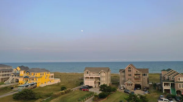 海面附近的一座大房子被无人驾驶飞机击中 — 图库照片