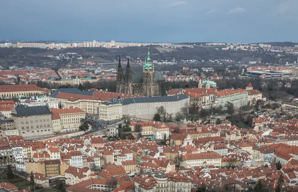 Flybilde Byen Praha Tsjekkia Overskyet Dag Med Praha Borgen Bakgrunnen – stockfoto
