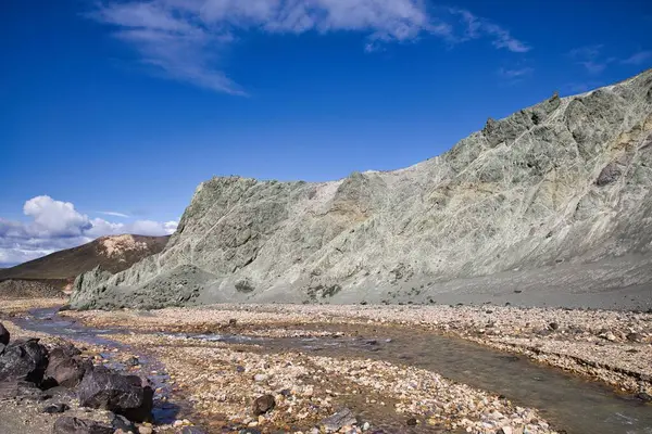 Dağın Yanındaki Kayalık Vadiden Akan Bir Nehir — Stok fotoğraf