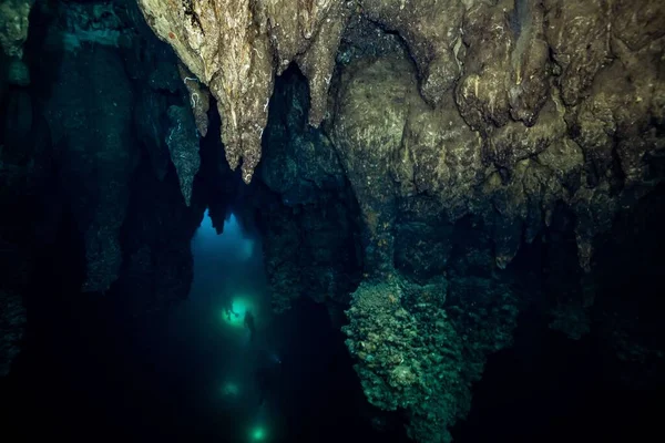 Kayalar Sualtı Mağarasında Şekillenir Arka Planda Dalgıçların Siluet Görüntüsü Vardır — Stok fotoğraf
