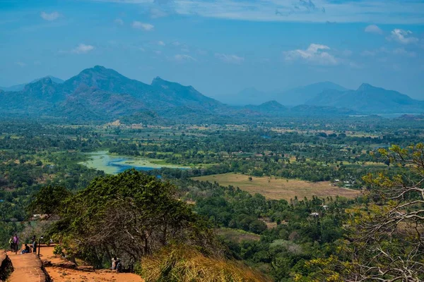 スリランカの青い空の下で木々や山々の美しい景色 — ストック写真