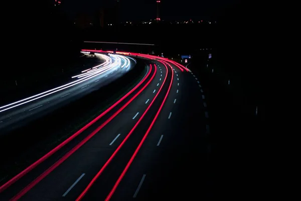 Eine Landschaft Einer Autobahn Mit Langen Autoscheinwerfern Bei Nacht Ideal — Stockfoto
