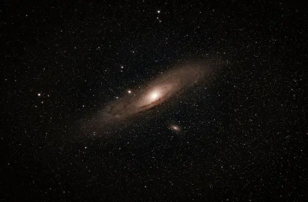 Andromeda Galaksisi Nin Karanlık Uzay Gökyüzünü Aydınlatan Bir Gece Sahnesi — Stok fotoğraf
