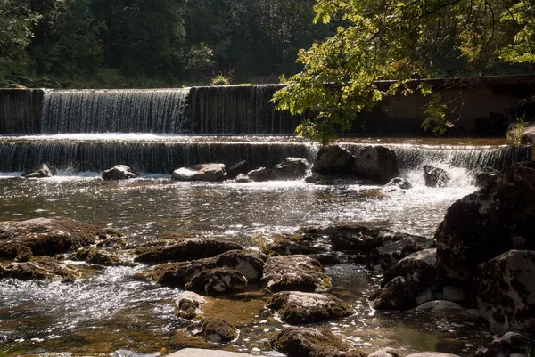 Krásná Scenérie Vodopádu Klesající Řece Kameny Zelení Pozadí — Stock fotografie