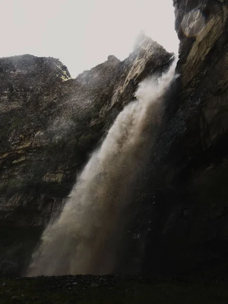 Живописный Вертикальный Вид Красивый Водопад Стекающий Скалистой Скалы — стоковое фото