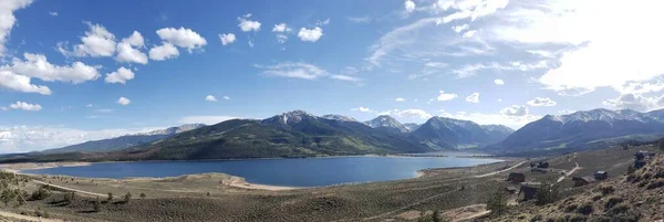 Tiro Panorâmico Pequeno Lago Entre Montanhas Colinas Contra Céu Azul — Fotografia de Stock