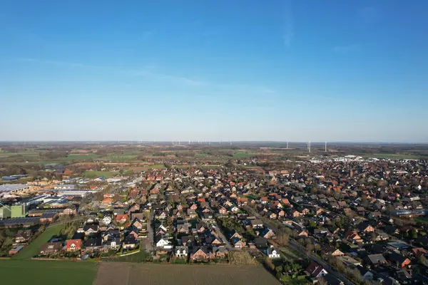 Воздушный Снимок Деревни Домами Окружении Травянистого Поля Голубым Солнечным Небом — стоковое фото