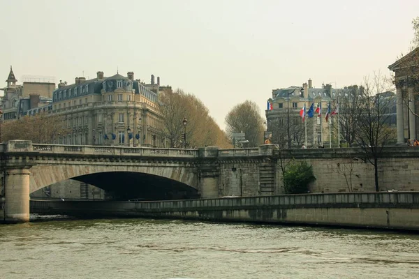 Fransa Paris Tarihi Bir Köprü Yakınındaki Eski Binalar — Stok fotoğraf