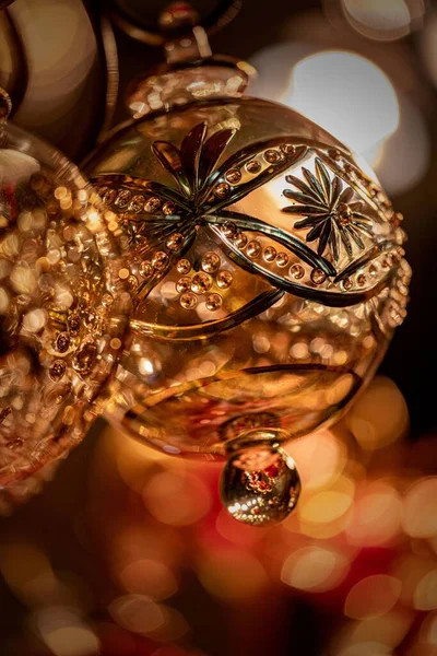 Eine Vertikale Nahaufnahme Eines Goldenen Handgemachten Weihnachtsbaumschmucks — Stockfoto