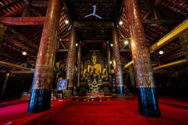16世纪佛寺内的一座佛像 位于老挝卢安普邦万星通 东南亚 — 图库照片