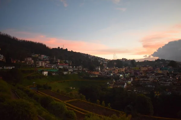 Dağ Yamacındaki Küçük Bir Kasabanın Üzerinde Manzaralı Gün Batımı — Stok fotoğraf