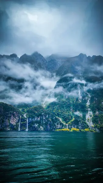 Vertikální Záběr Krásné Jezero Blízkosti Hor — Stock fotografie