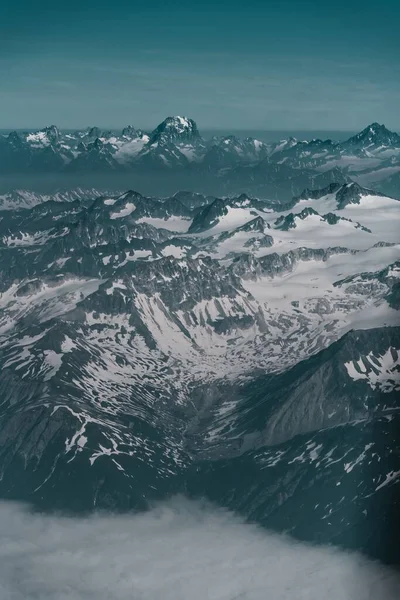 Живописный Вертикальный Снимок Снежных Вершин Фоне Голубого Неба — стоковое фото