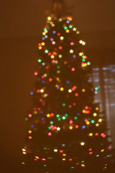 Eine Vertikale Aufnahme Sternförmiger Lichter Auf Einem Weihnachtsbaum — Stockfoto