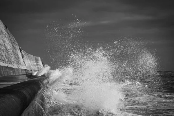 Šedivý Záběr Mořských Vln Narážejících Břeh Saltdean Anglie — Stock fotografie