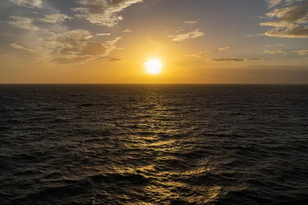Blick Bei Sonnenaufgang Über Das Meer Mit Wasserwellen Die Das — Stockfoto