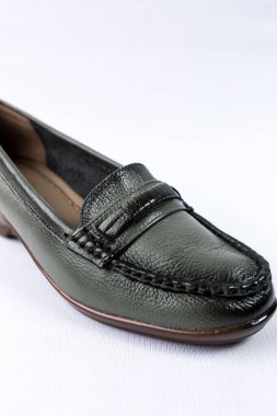 beyaz zemin üzerinde ayakkabı