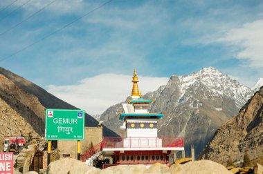 Ama Dablam Dağı 'nın panoramik manzarası Everest ana kampı, Khumbu vadisi, Sagarmatha ulusal parkı, Everest bölgesi yolunda güzel bir gökyüzü.